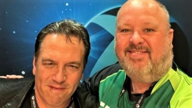Aaron Greenberg et Phil Spencer remercient les fans après la présentation de la Xbox