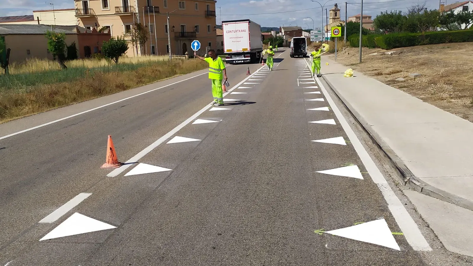 'Les Dents Du Dragon': Une nouvelle signalisation routière pour une conduite urbaine plus sûre.
